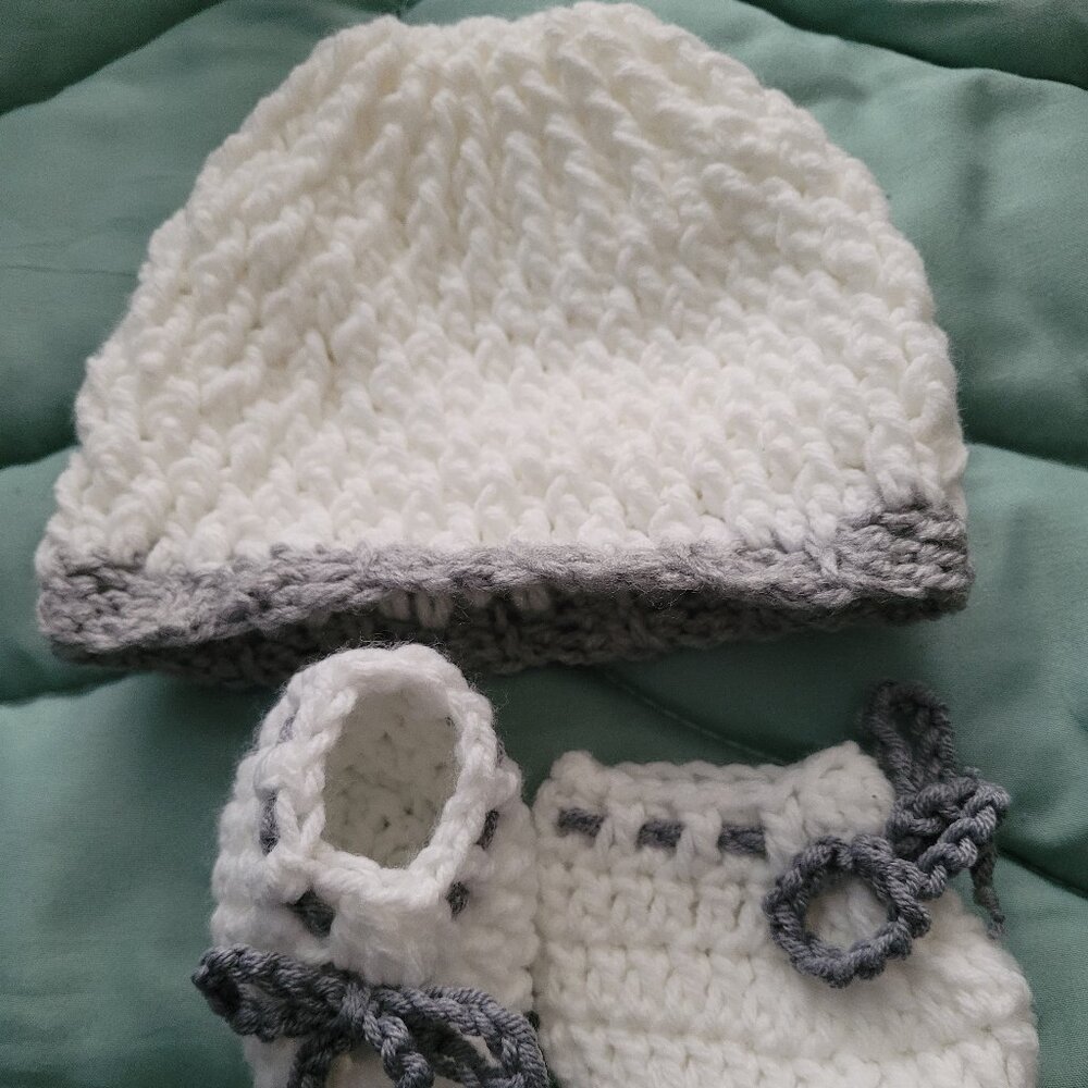 NWOT 🕊🩶 3-pc Matching Set For Baby, Hat And Booties In White And Gray 0-6 Mos